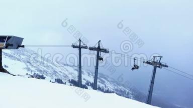 人们在冬季滑雪场的雪坡上滑雪和滑雪板。 雪山滑雪电梯